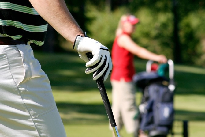 Luôn ngồi xuống và quan sát đường putt