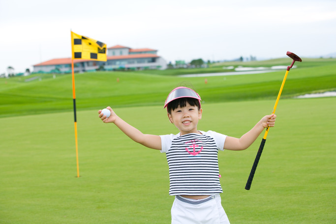 Tạo cho trẻ em cảm giác vui vẻ và thoải mái khi chơi golf