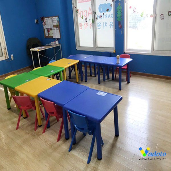 Bàn Nhựa Đúc Hình Vuông Cho Bé