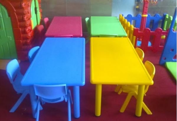 Bàn Nhựa Đúc Mầm Non Hình Chữ Nhật