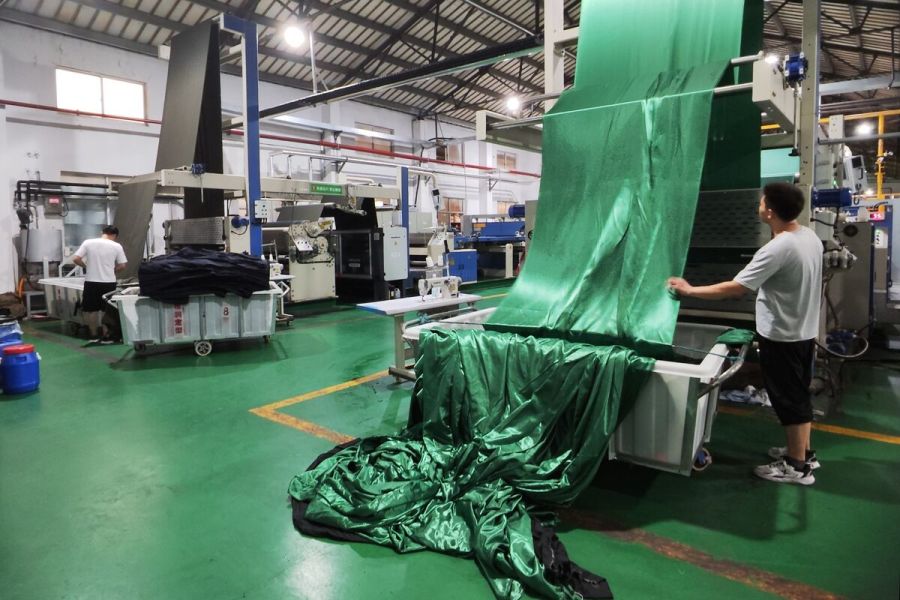 Doanh nghiệp Trung Quốc giảm giá bán hàng để tồn tại