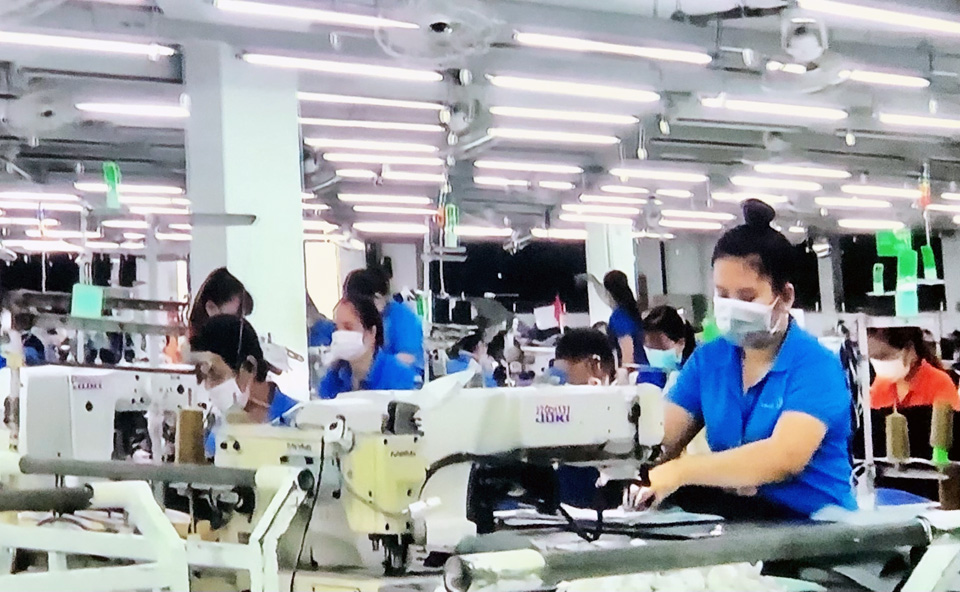 Số ca nhiễm Covid-19 tăng và thiếu hụt lao động đe dọa quá trình phục hồi sản xuất