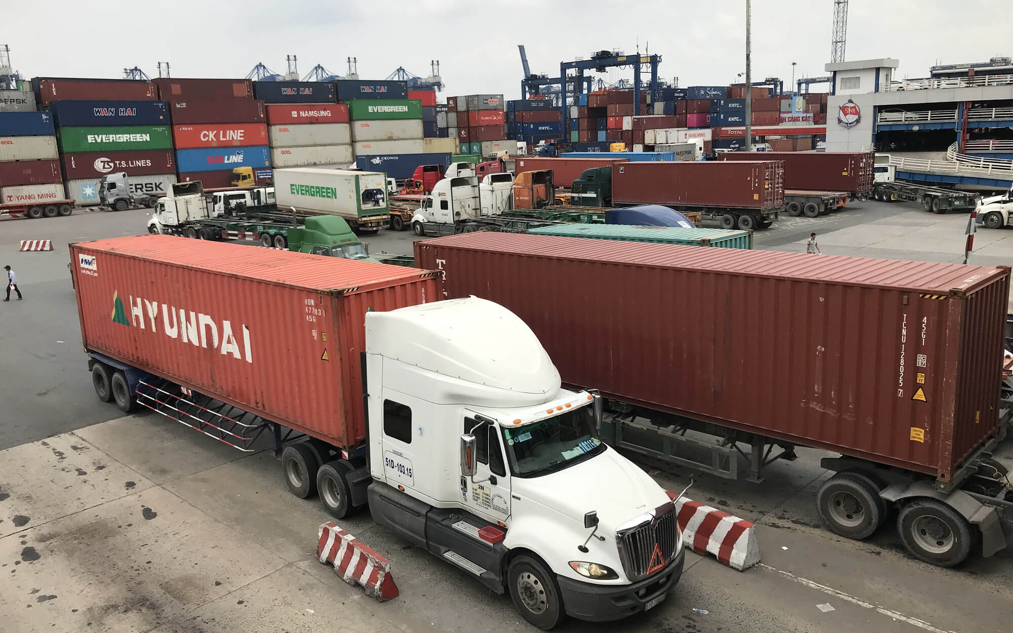 Container bớt khan hiếm, giá cước vẫn 'khủng'
