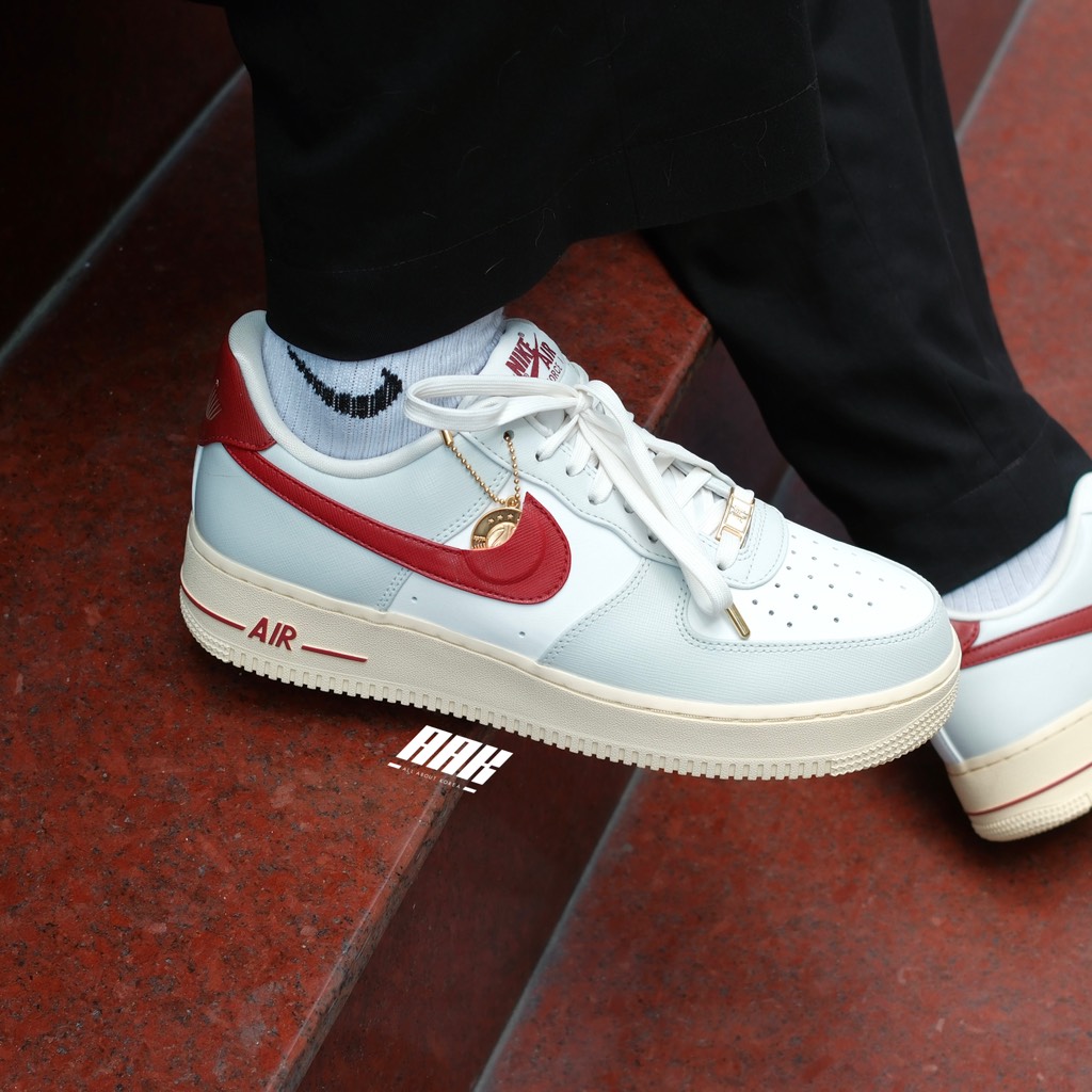 NIKE AIR FORCE 1 "HANGTAG RED SWOOSH" ( DV7584 001 )