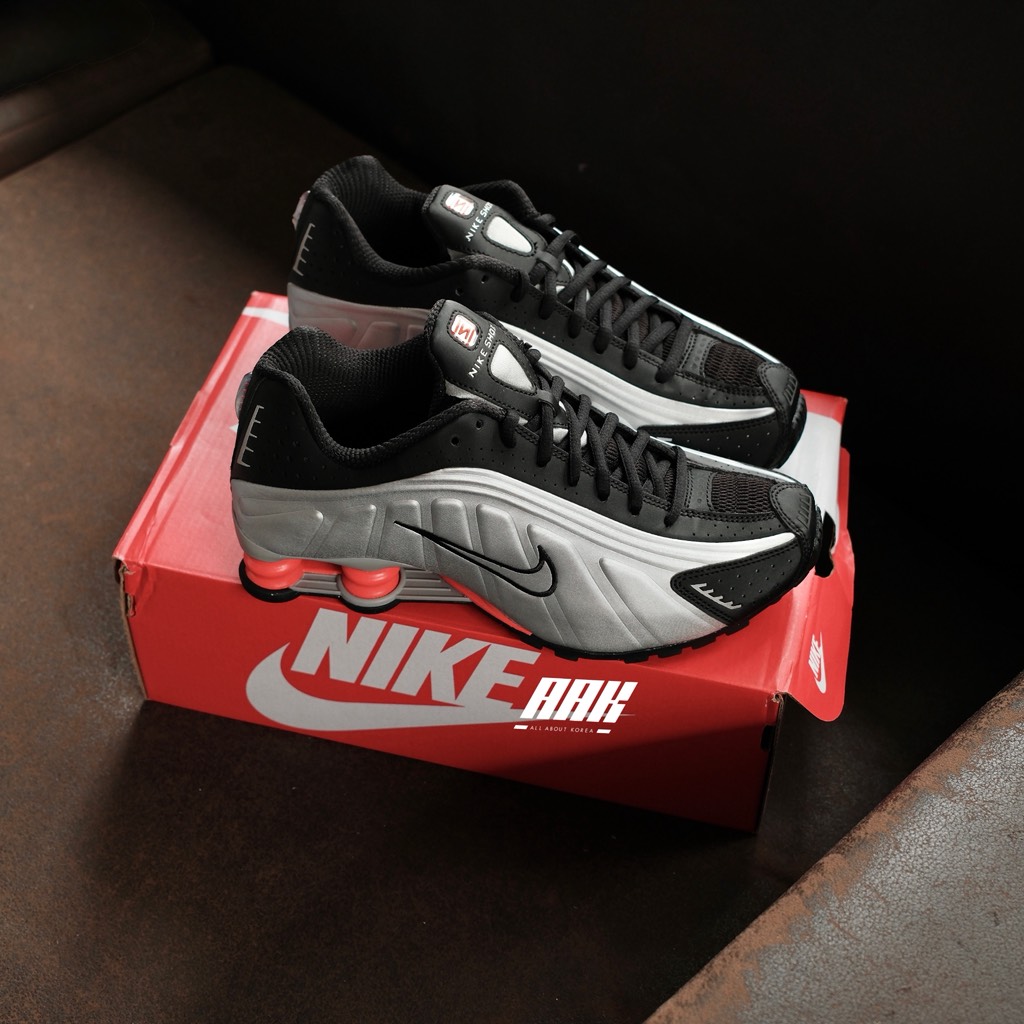 NIKE SHOX R4 METALLIC SILVER RED (HQ1988-002)