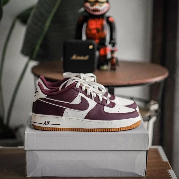 NIKE AIR FORCE 1 LV8 TEAM RED GUM -DQ5972 100