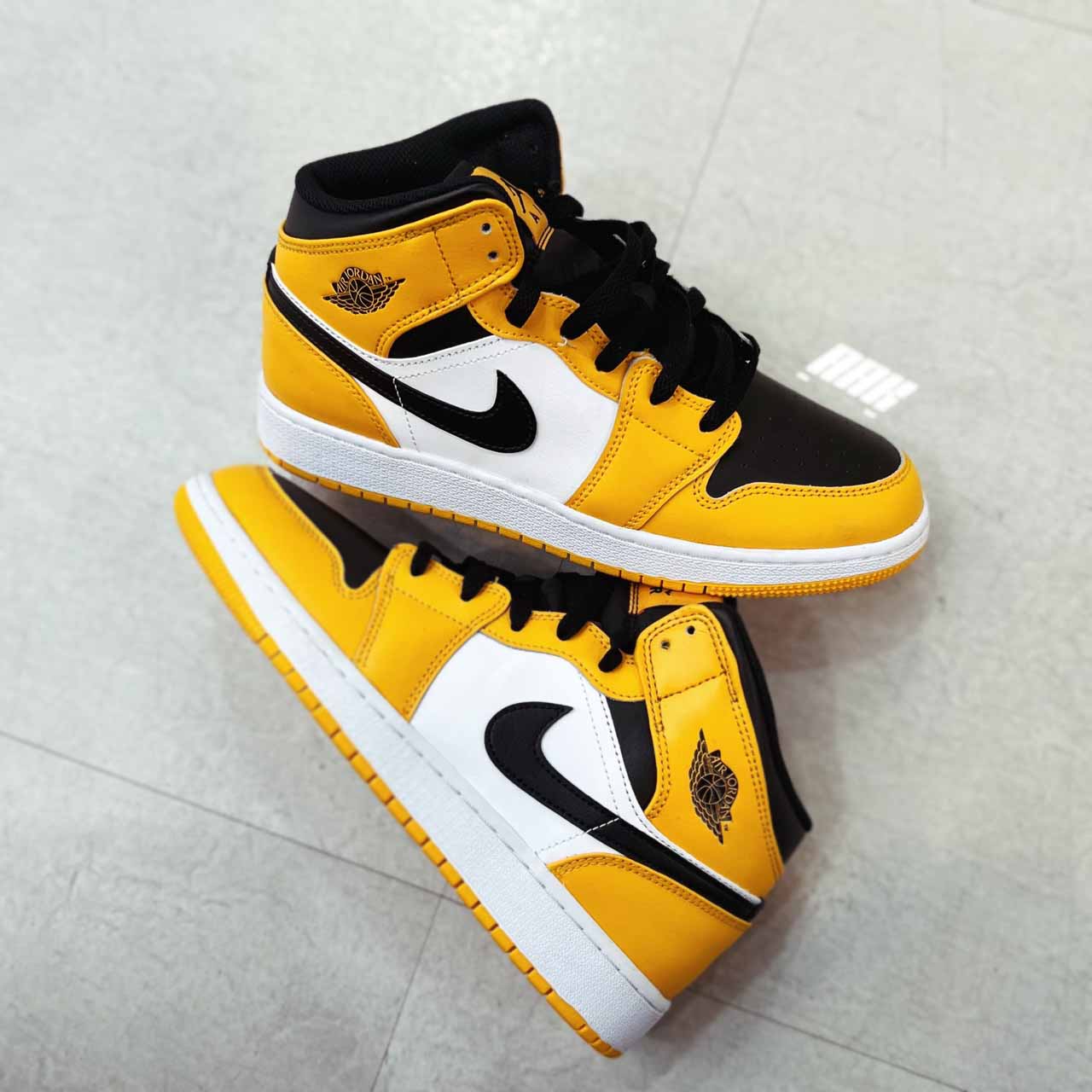 Nike Air Jordan 1 Mid Taxi - 554725 701