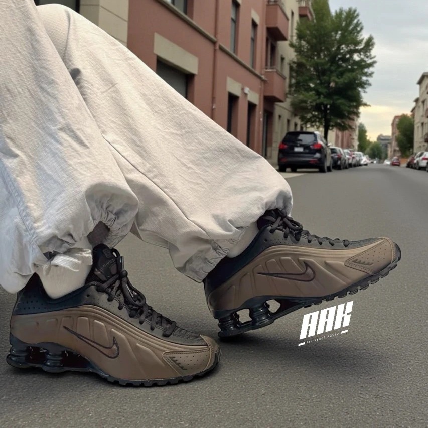 Nike shox R4 " Off Noir Ironstone" ( AR3565-007)