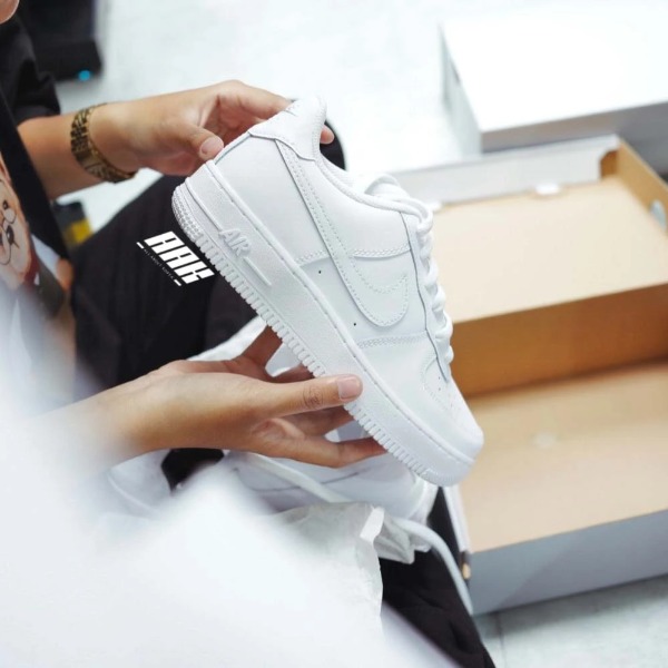 NIKE AIR FORCE 1 07 LOW WHITE