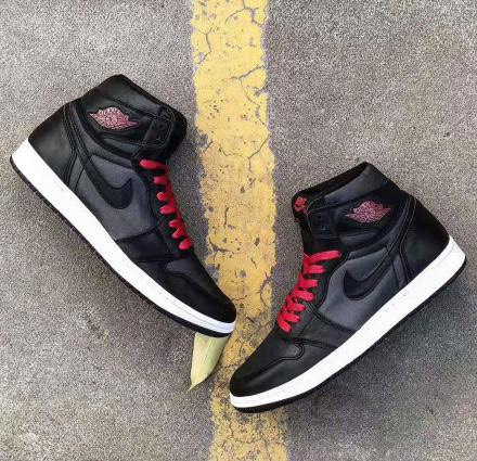 JORDAN 1 RETRO HIGH BLACK SATIN GYM RED - 555088 060