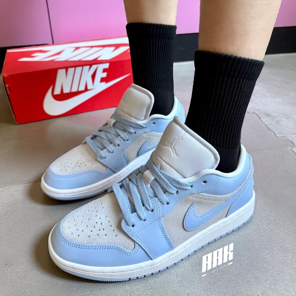 NIKE AIR JORDAN 1 LOW OG ‘GREY UNIVERSITY BLUE (DC0774 050)