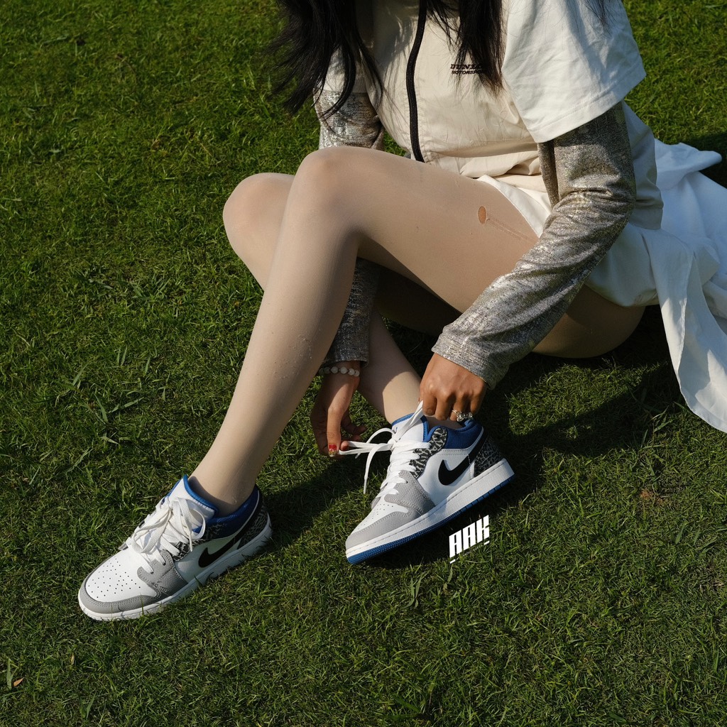 AIR JORDAN 1 LOW SE (GS) " TRUE BLUE"  ( DQ2514 140)