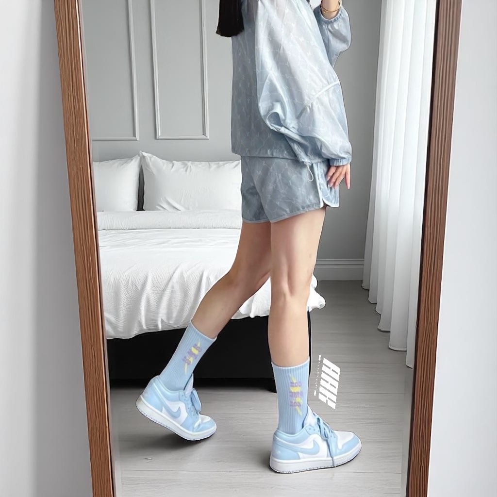 NIKE AIR JORDAN 1 LOW OG ‘GREY UNIVERSITY BLUE (DC0774 050)