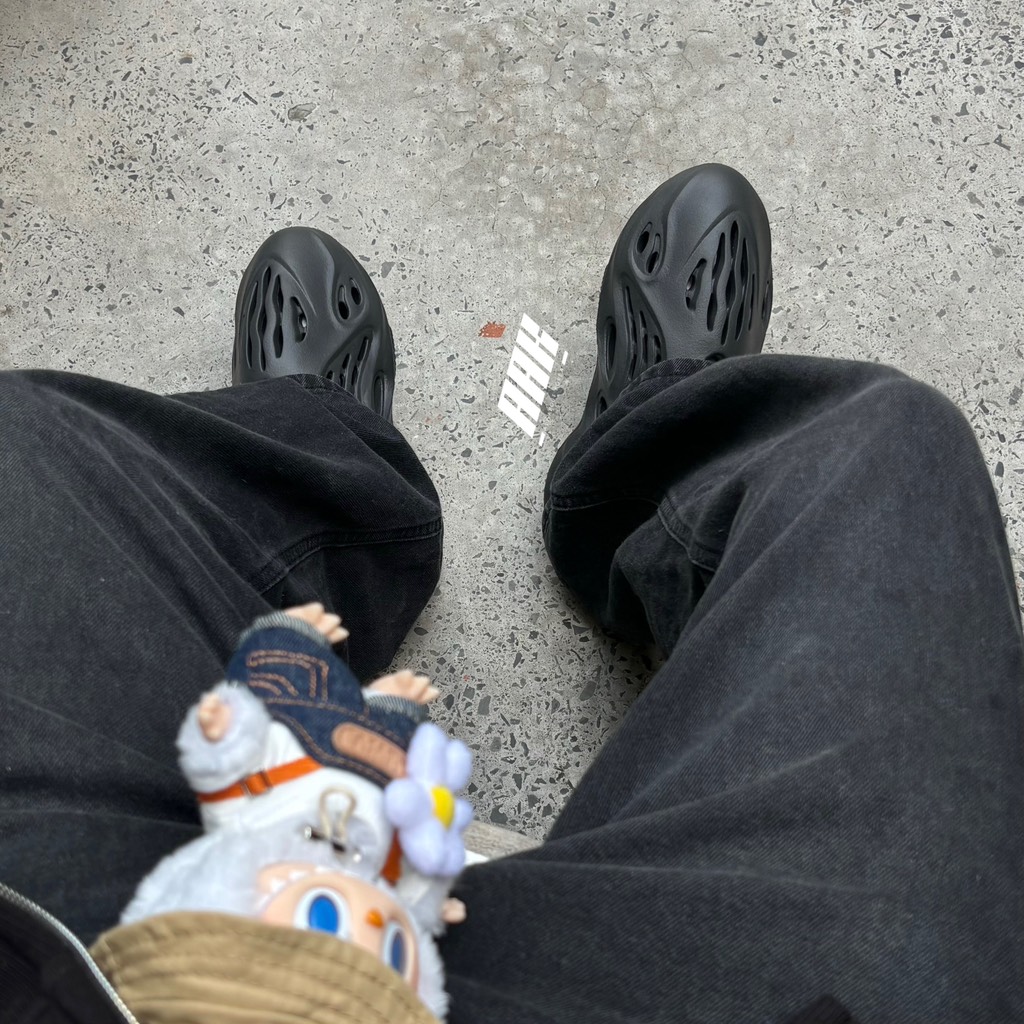 YEEZY FOAM RNR ‘ONYX’ - HP8739