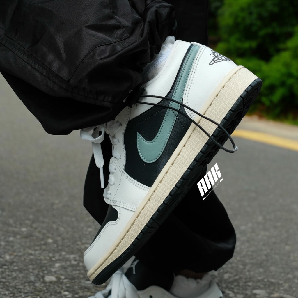 NIKE AIR JORDAN 1 LOW 'JADE SMOKE’ -DC0774 001