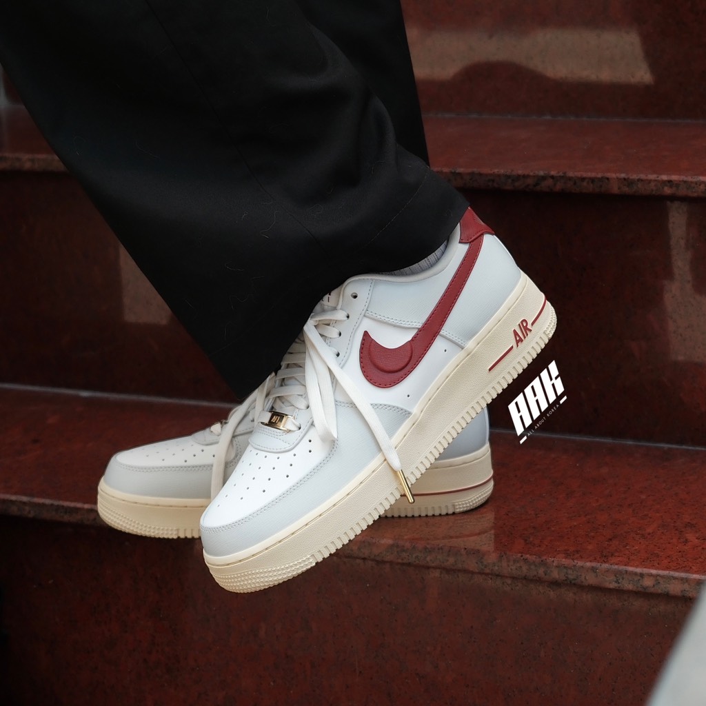 NIKE AIR FORCE 1 "HANGTAG RED SWOOSH" ( DV7584 001 )