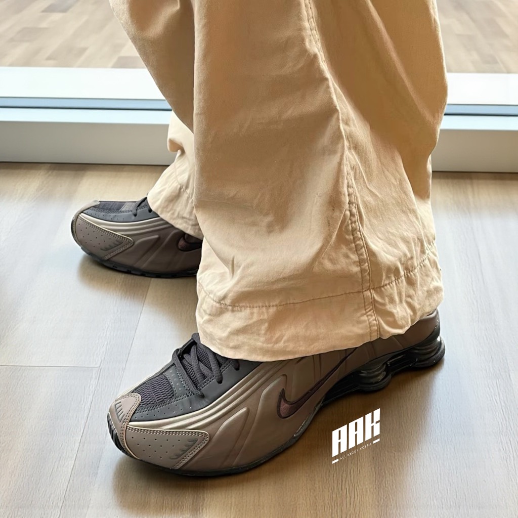 Nike shox R4 " Off Noir Ironstone" ( AR3565-007)