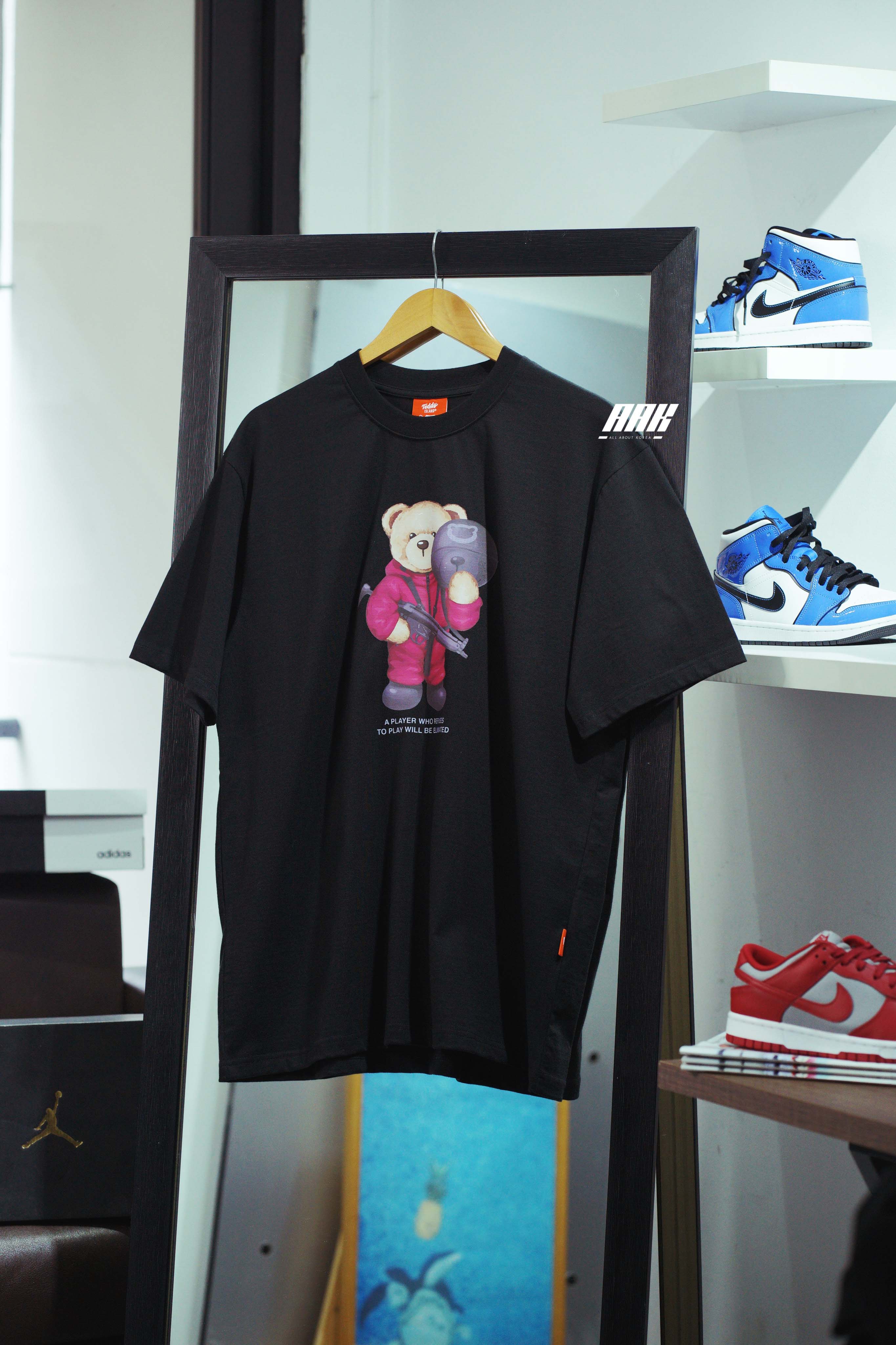 TEDDY ISLAND TEE - RED JUMPSUIT LOGO HOODIE (T_01) - BLACK