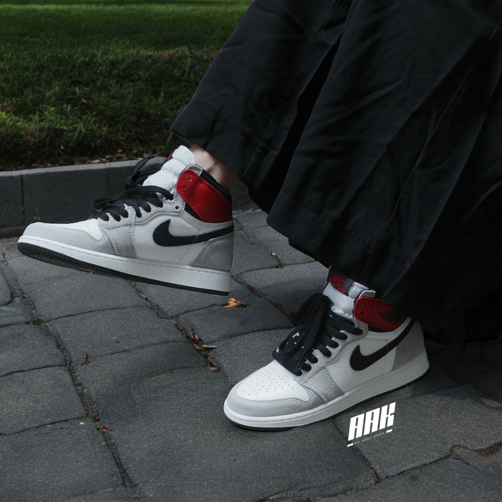 NIKE AIR JORDAN 1 RETRO HIGH OG 'LIGHT SMOKE GREY' - (575441 126)