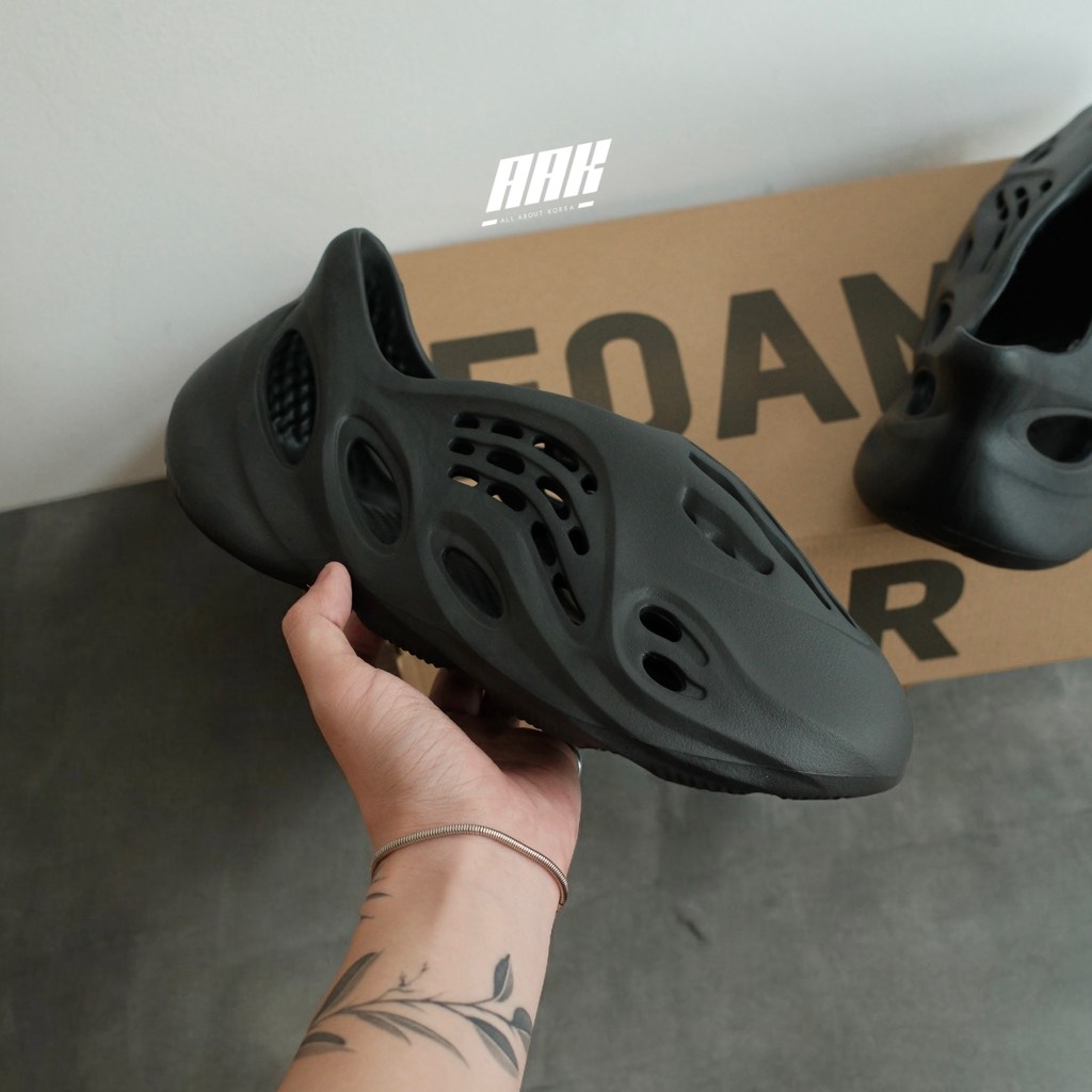 YEEZY FOAM RNR ‘ONYX’ - HP8739