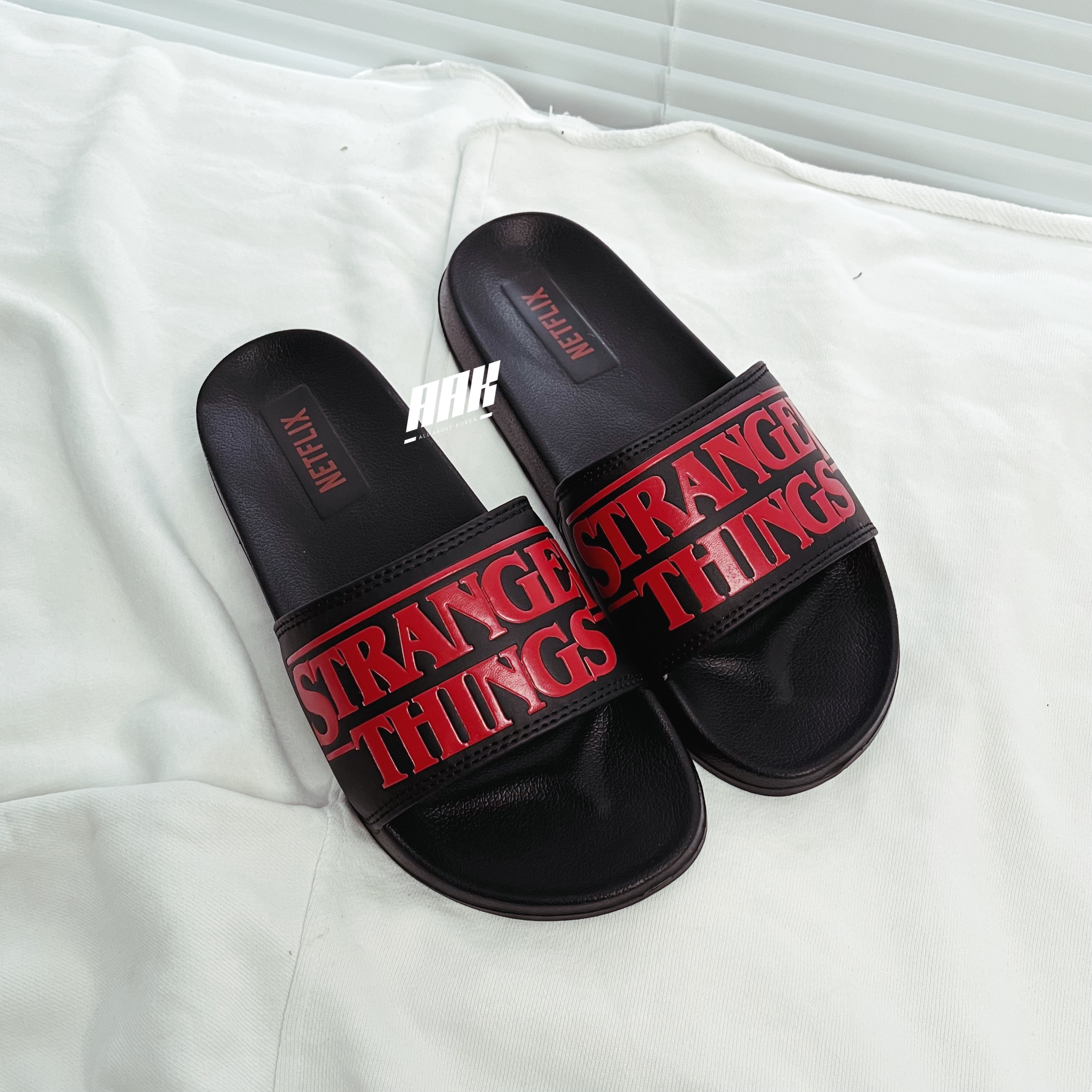 SPAO X NETFLIX STRANGER THING SLIPPERS