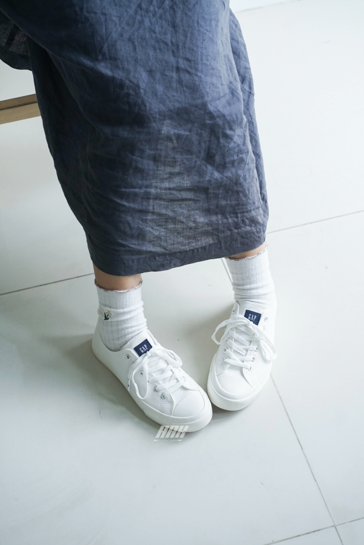 GAP SNEAKERS