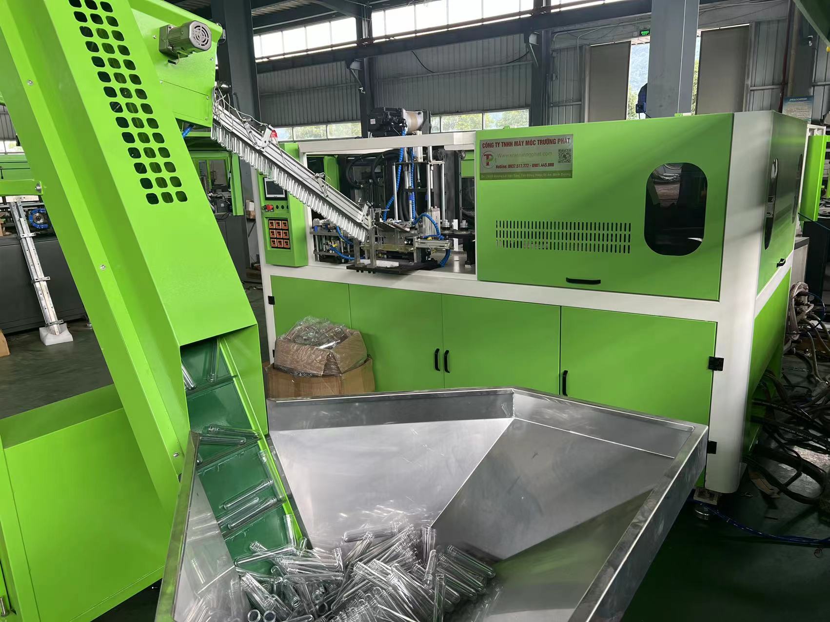 Máy thổi chai PET tự động motor servo Trường Phát