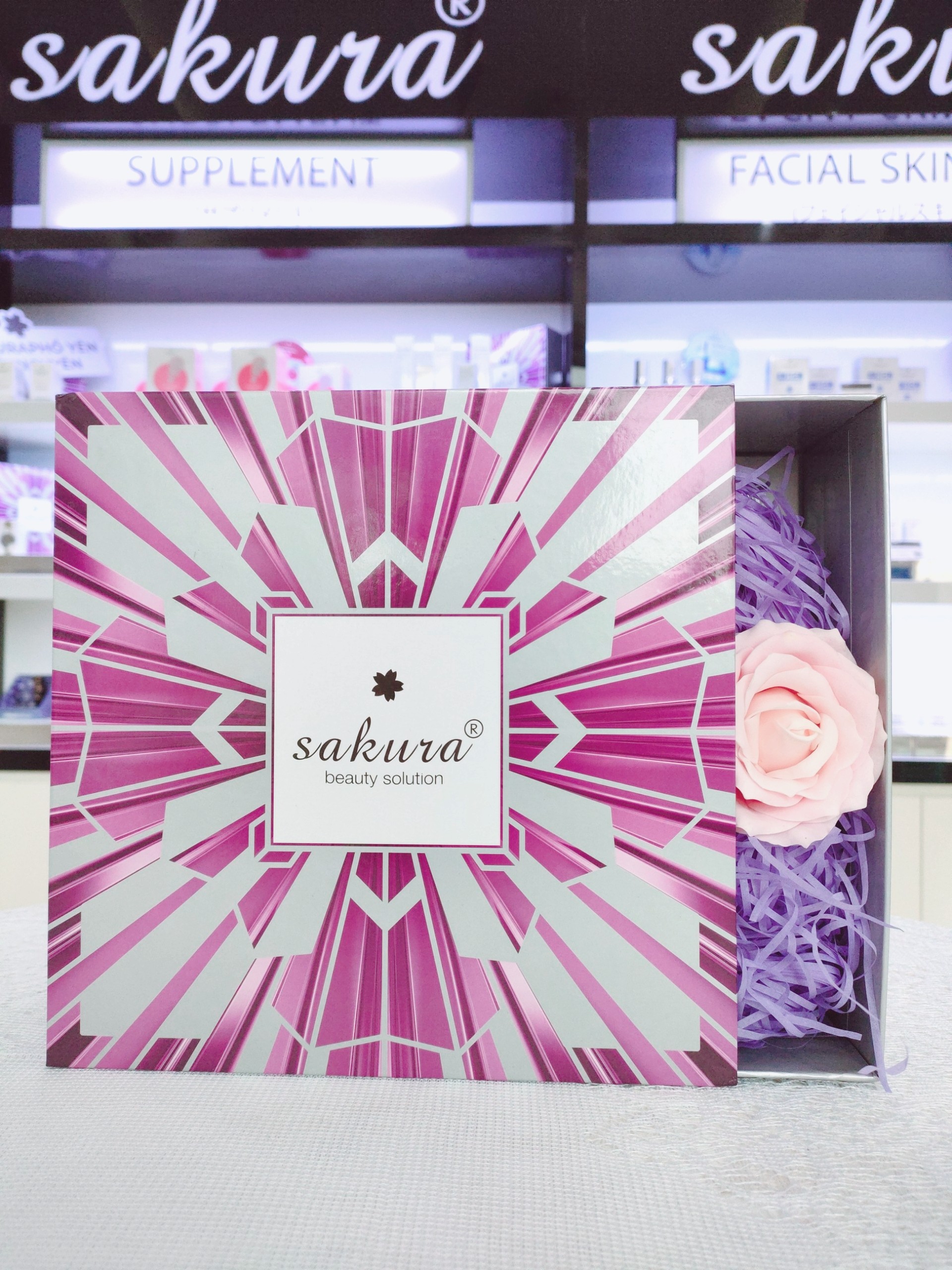 SET QUÀ TẶNG 20/10 NGÀY PHỤ NỮ VIỆT NAM - COMBO NƯỚC HOA HỒNG 200ML + SON DƯỠNG MÔI KHÓA MÀU COLLAGEN SAKURA YUMIES (MÀU TÙY CHỌN)