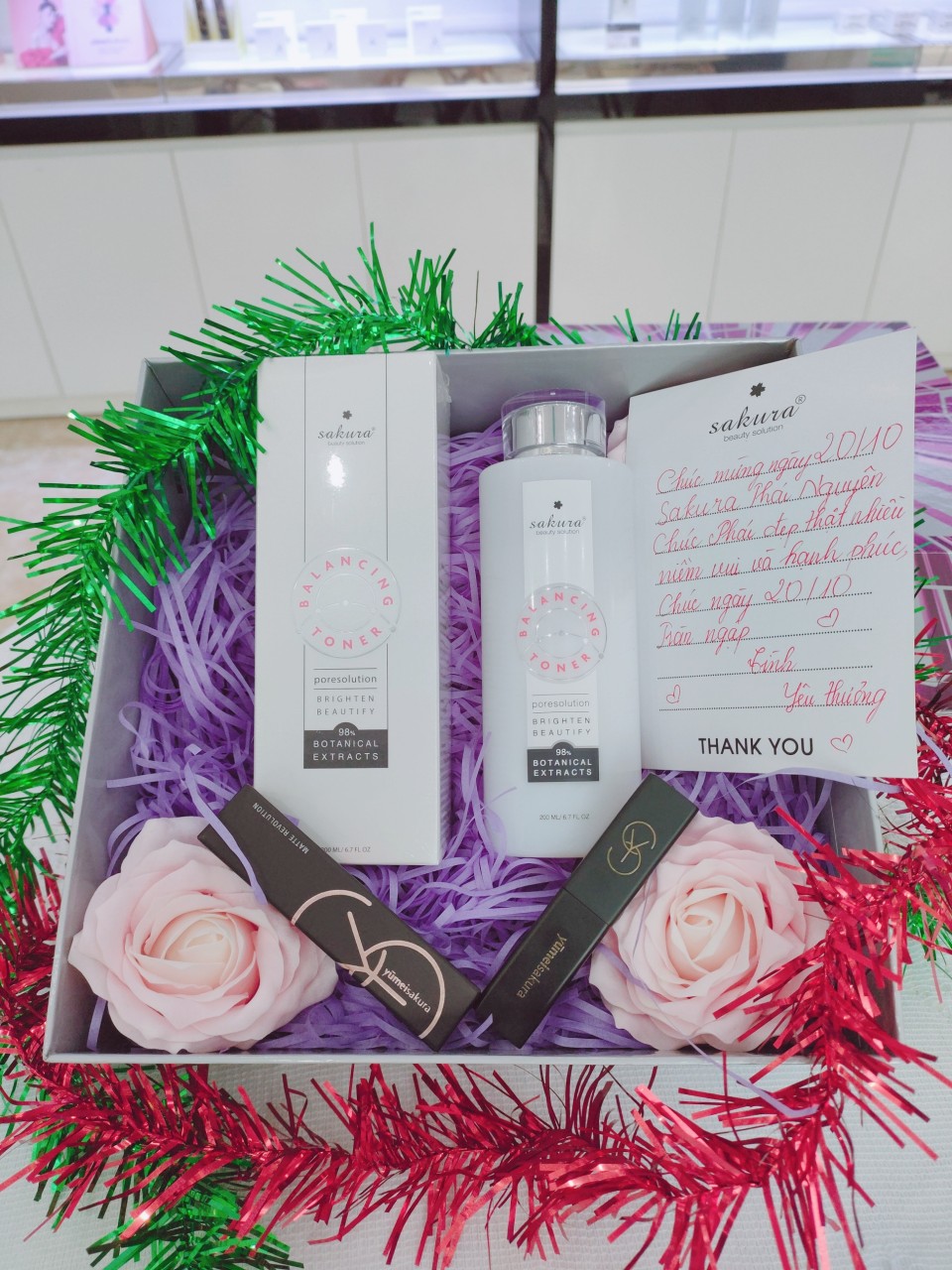 SET QUÀ TẶNG 20/10 NGÀY PHỤ NỮ VIỆT NAM - COMBO NƯỚC HOA HỒNG 200ML + SON DƯỠNG MÔI KHÓA MÀU COLLAGEN SAKURA YUMIES (MÀU TÙY CHỌN)
