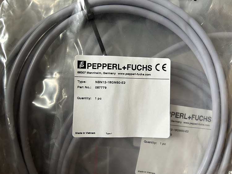 Hình ảnh thực tế cảm biến tiệm cận phi 18 Pepperl Fuchs của Đức - tổng thể
