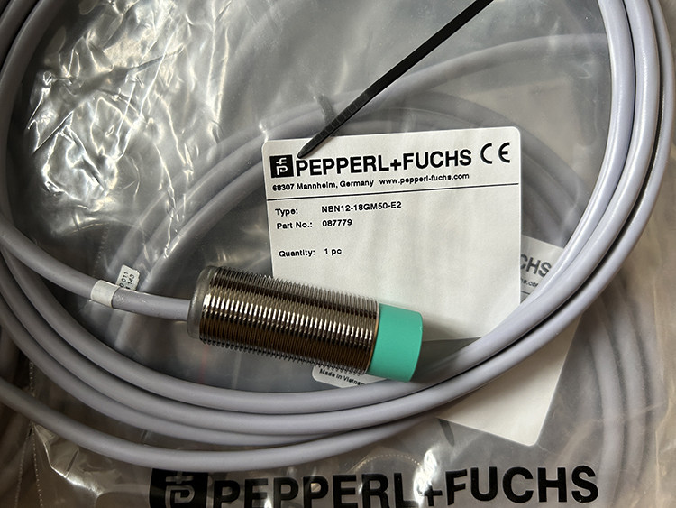 Hình ảnh thực tế cảm biến tiệm cận phi 18 Pepperl Fuchs của Đức - chi tiết ren M18