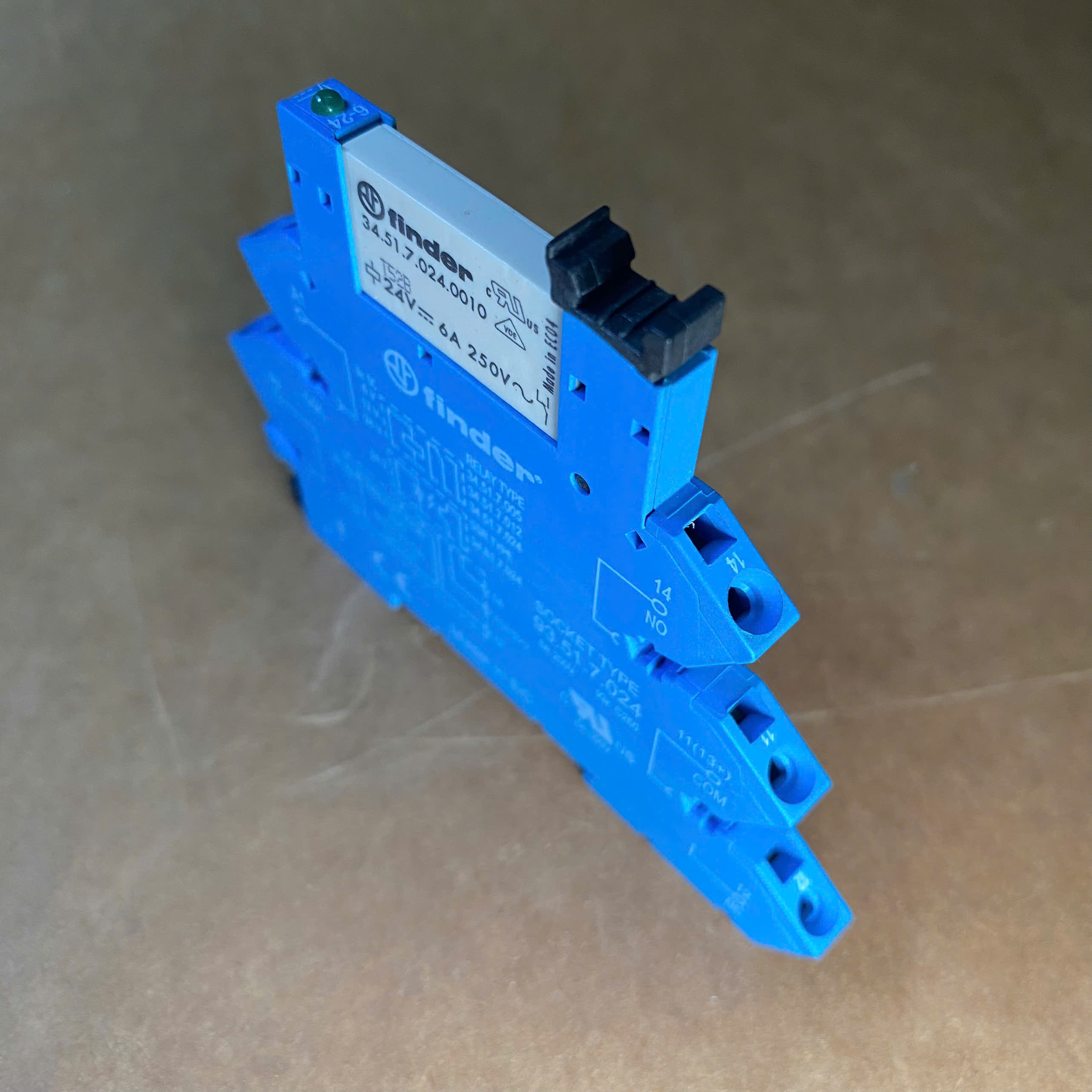 Hình ảnh thực tế đế relay Finder 93.51.7.024 24VDC terminal lò xo