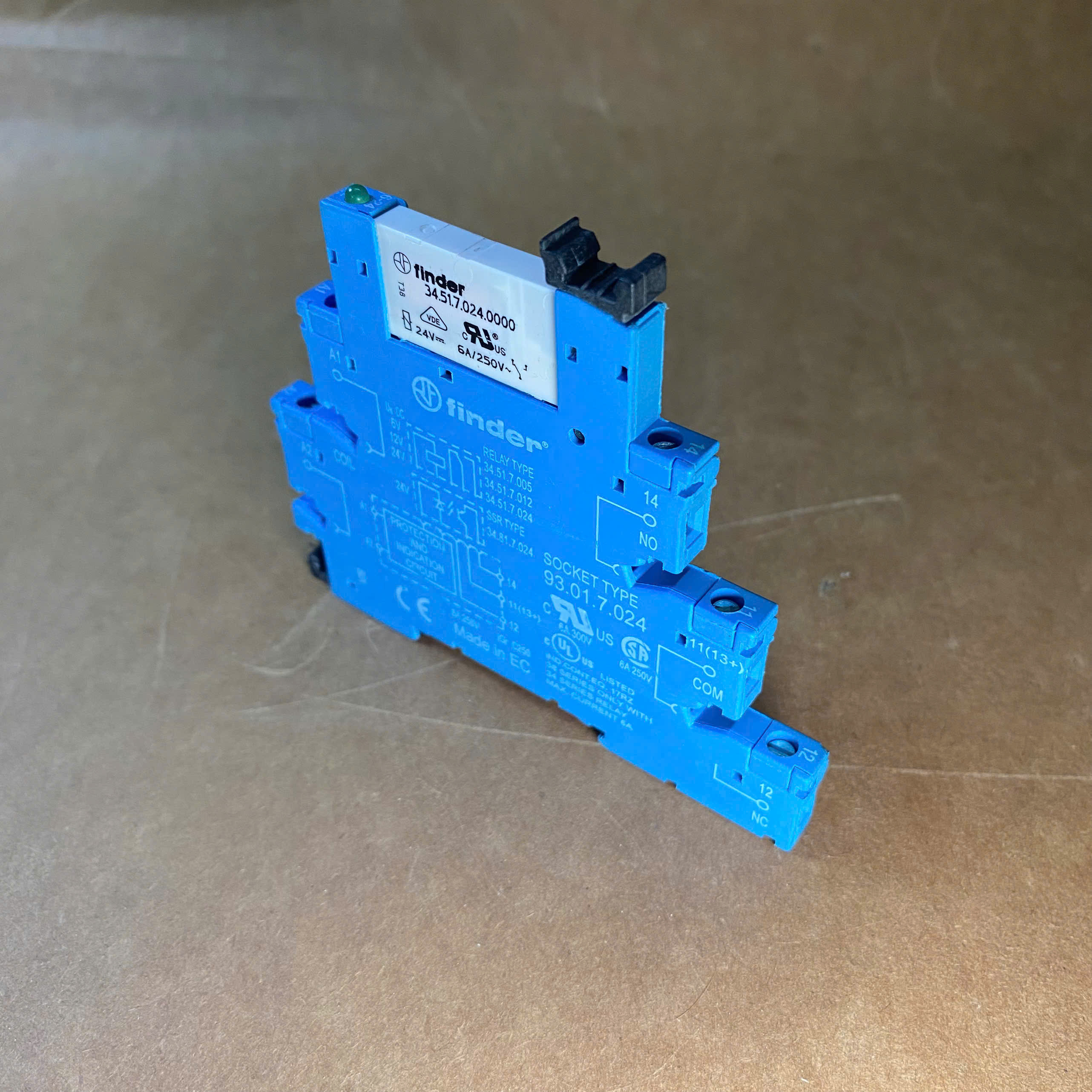 Đế relay Finder 93.01.7.024 và relay 34.51.7.024 - góc nhìn chi tiết