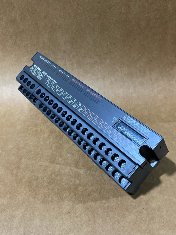 Hình ảnh thực tế mô-đun I/O kết hợp CC-Link Mitsubishi AJ65SBTB1-32DT - góc nhìn tổng thể