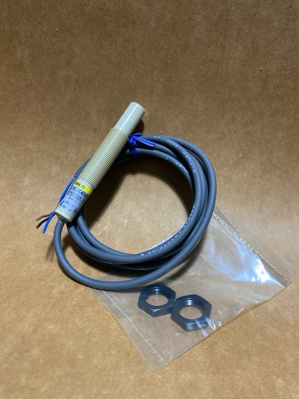 Hình ảnh thực tế sản phẩm Cảm biến điện dung Omron E2K-X4ME1 - góc nhìn tổng thể