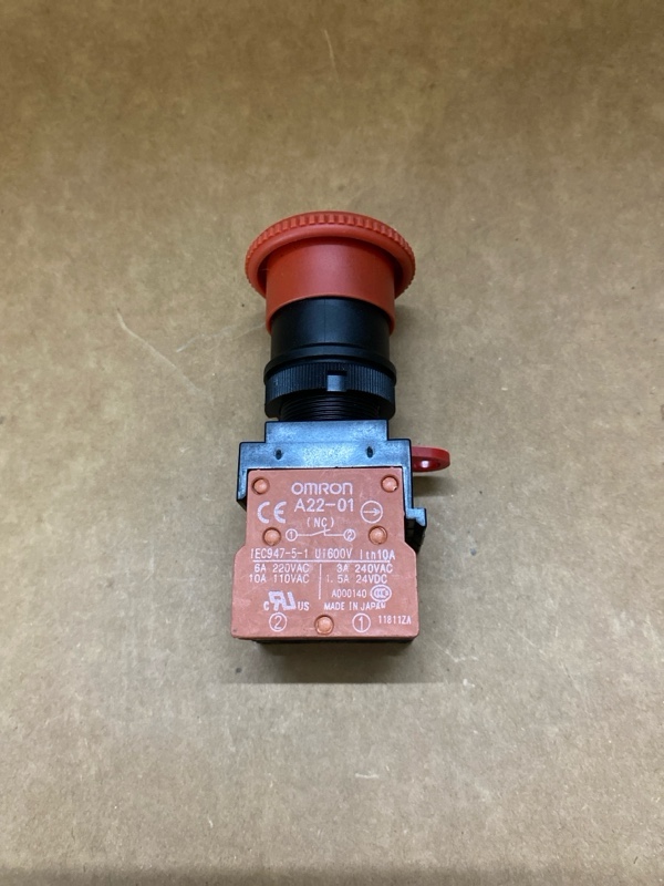 Nút dừng khẩn Omron A22E-M-11 — nhìn chính diện