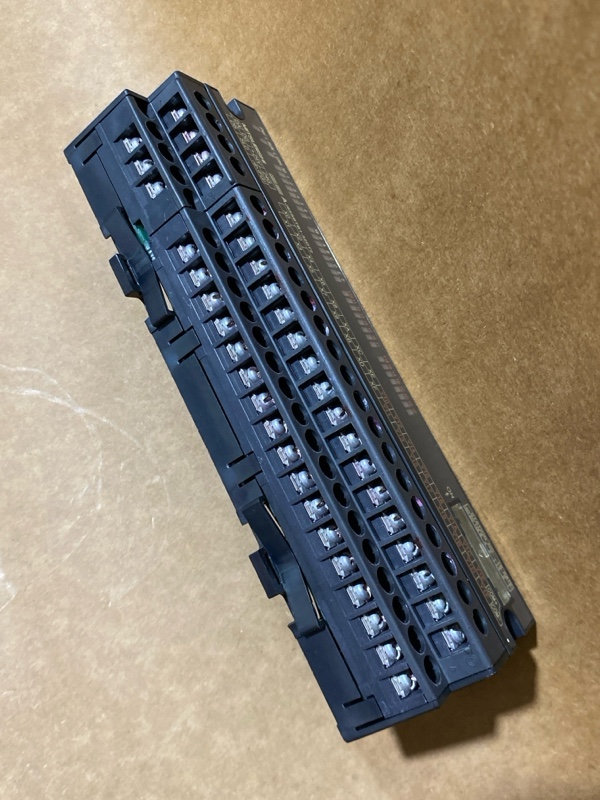 Chi tiết mô-đun I/O kết hợp CC-Link Mitsubishi AJ65SBTB1-32DT2 - mặt trước và sau