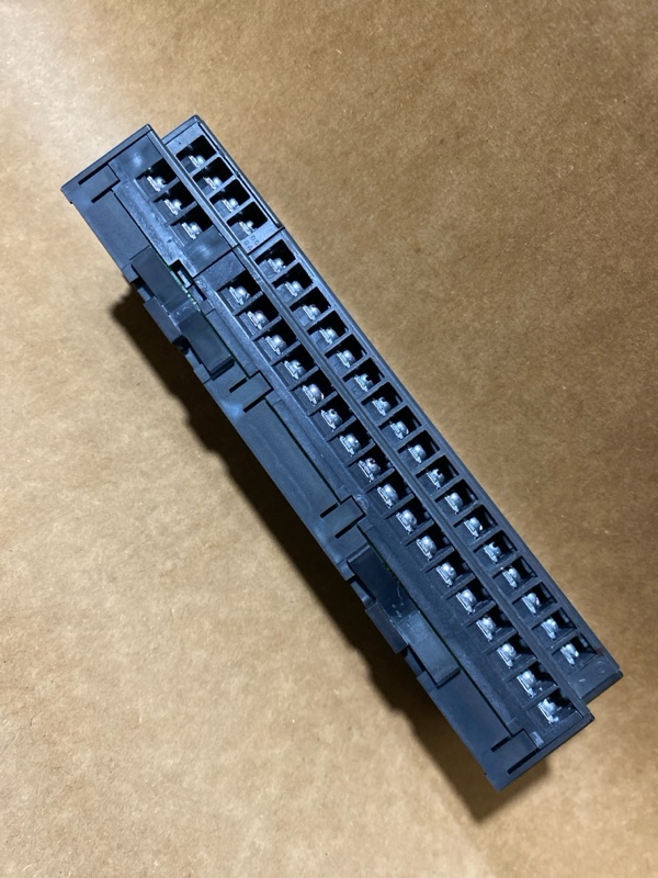 Hình ảnh chi tiết mô-đun đầu vào CC-Link Mitsubishi AJ65SBTB1-32D - cổng kết nối và terminal