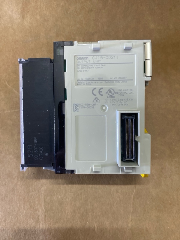 Hình ảnh thực tế module OMRON CJ1W-OD211 góc nhìn 1