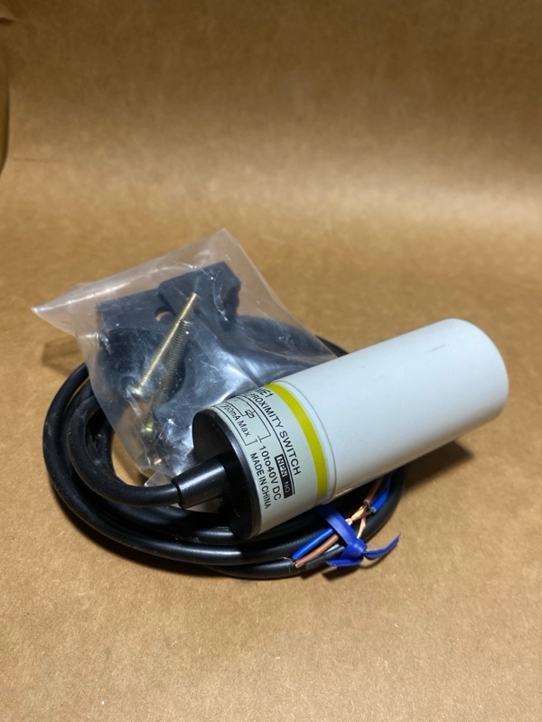 Hình ảnh thực tế sản phẩm Cảm biến điện dung OMRON E2K-C25ME1 - góc nhìn tổng thể