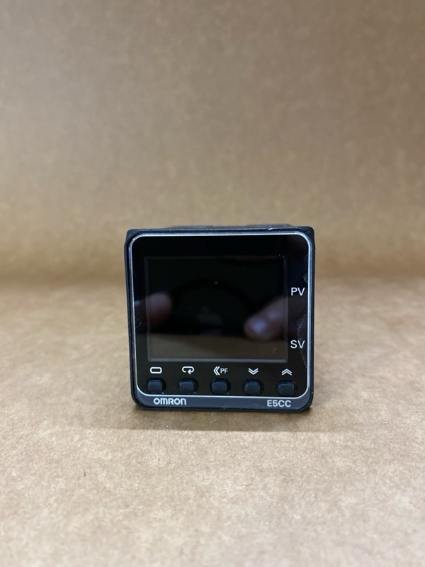 Hình ảnh thực tế sản phẩm Omron E5CC-QX2ASM-800 - chi tiết cận cảnh