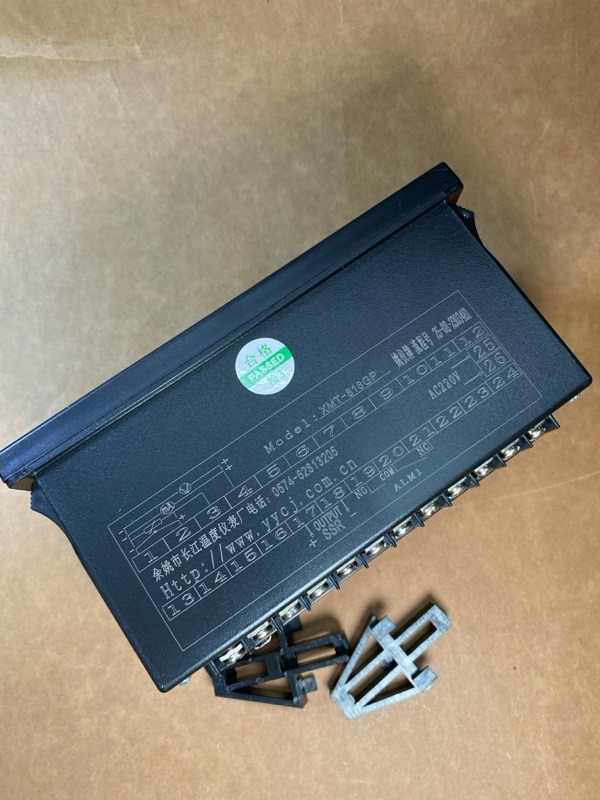 Hình ảnh thực tế bộ điều khiển nhiệt độ lập trình XMT-808P - chi tiết mặt trước