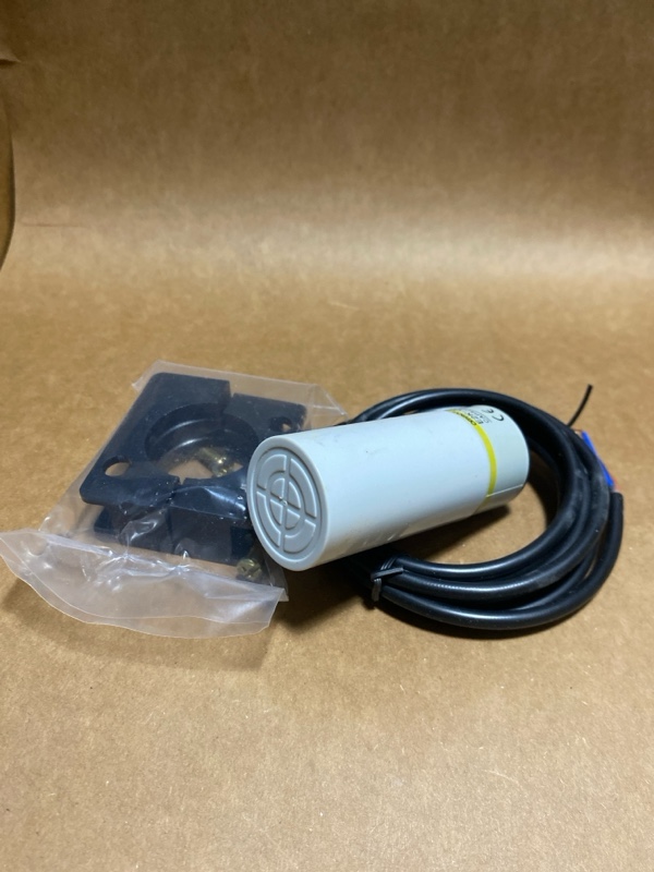 Hình ảnh thực tế cảm biến điện dung OMRON E2K-C25ME2 - góc nhìn tổng thể