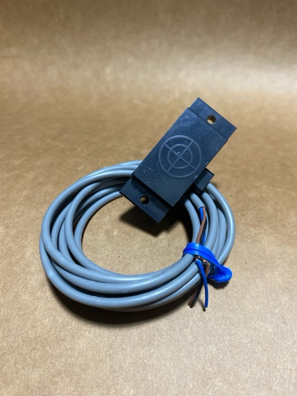 Cảm biến điện dung OMRON E2K-F10MC2 - góc nhìn tổng thể dạng phẳng