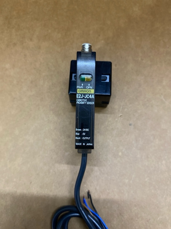 Cảm biến điện dung OMRON E2J-JC4A - ảnh thực tế 2