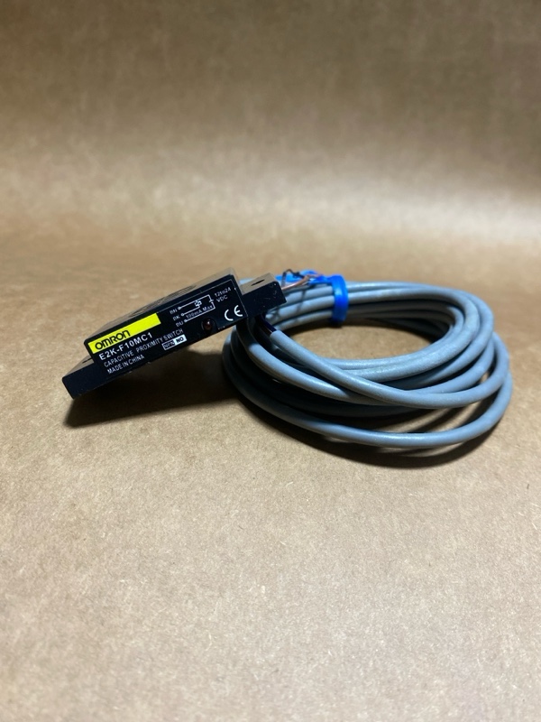 Hình ảnh cảm biến điện dung phẳng OMRON E2K-F10MC1 - góc tổng thể