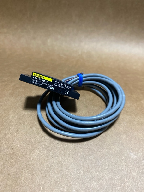 Chi tiết thân cảm biến phẳng OMRON E2K-F10MC2 2M