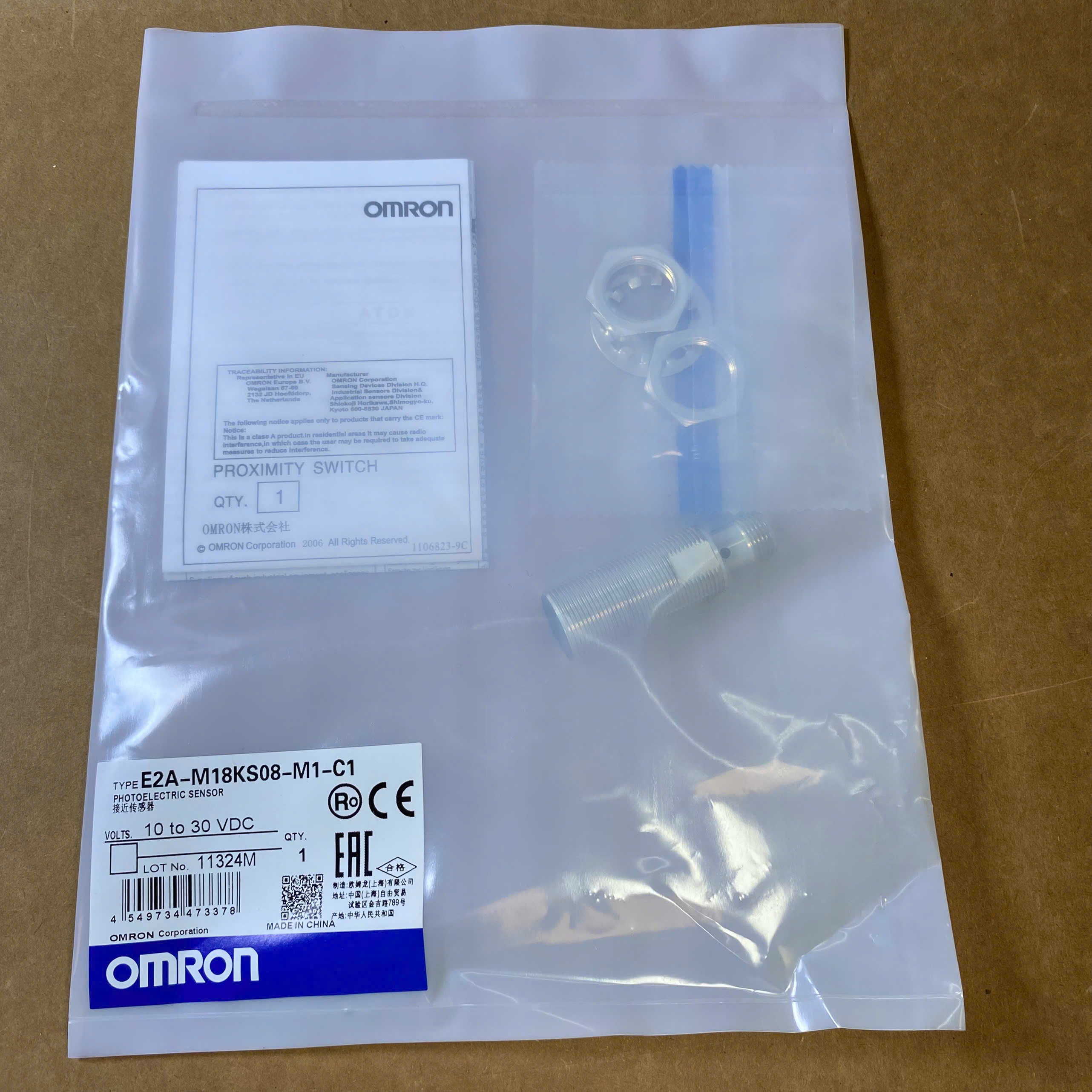 Ảnh thực tế cảm biến tiệm cận Omron E2A-M18KS08-M1-C1 thân ren M18 khoảng cách phát hiện 8mm