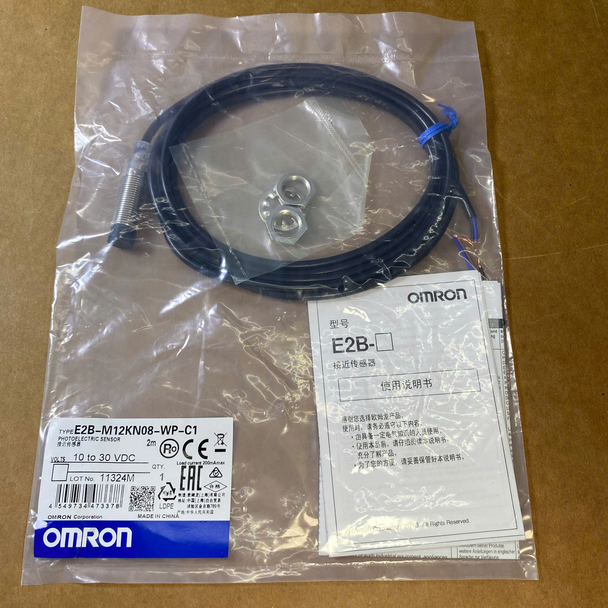 Ảnh thực tế cảm biến tiệm cận Omron E2B-M12KN08-WP-C1 thân M12 dây liền 2m