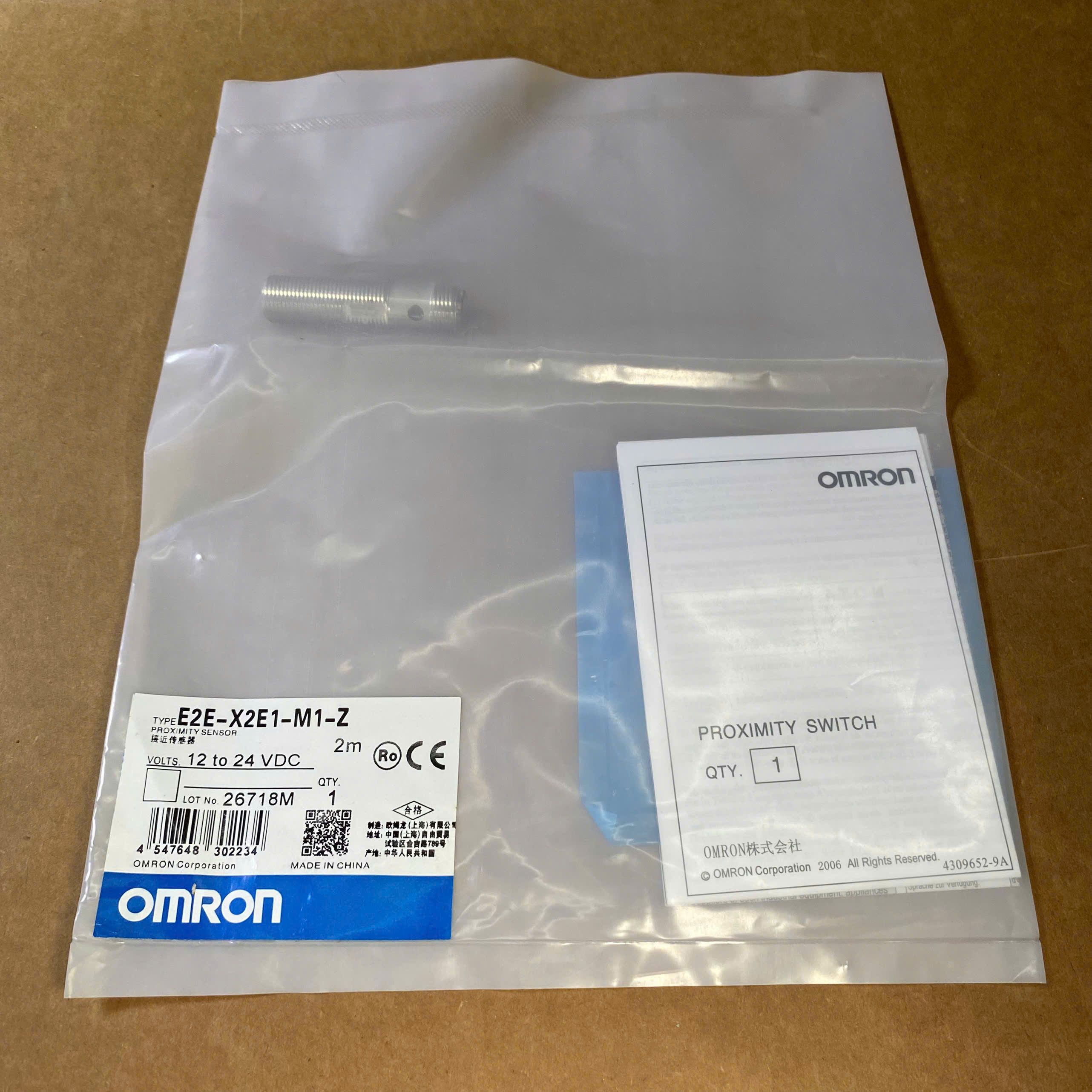Ảnh thực tế cảm biến tiệm cận Omron E2E-X2E1-M1-Z thân trụ ren M12 bằng kim loại